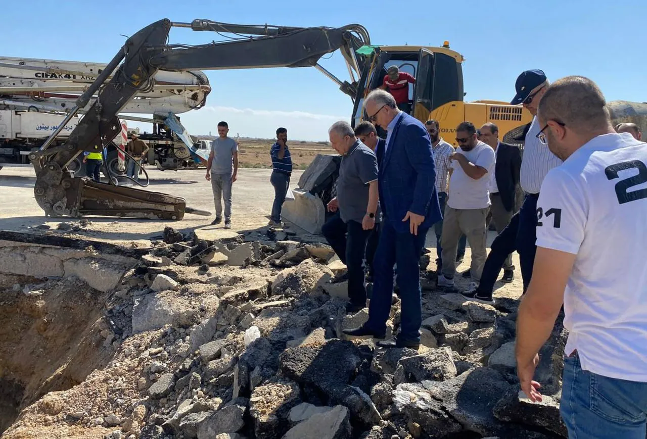 رئيس وزارء النظام السوري عند أثار الغارات الإسرائيلية في مطار دمشق