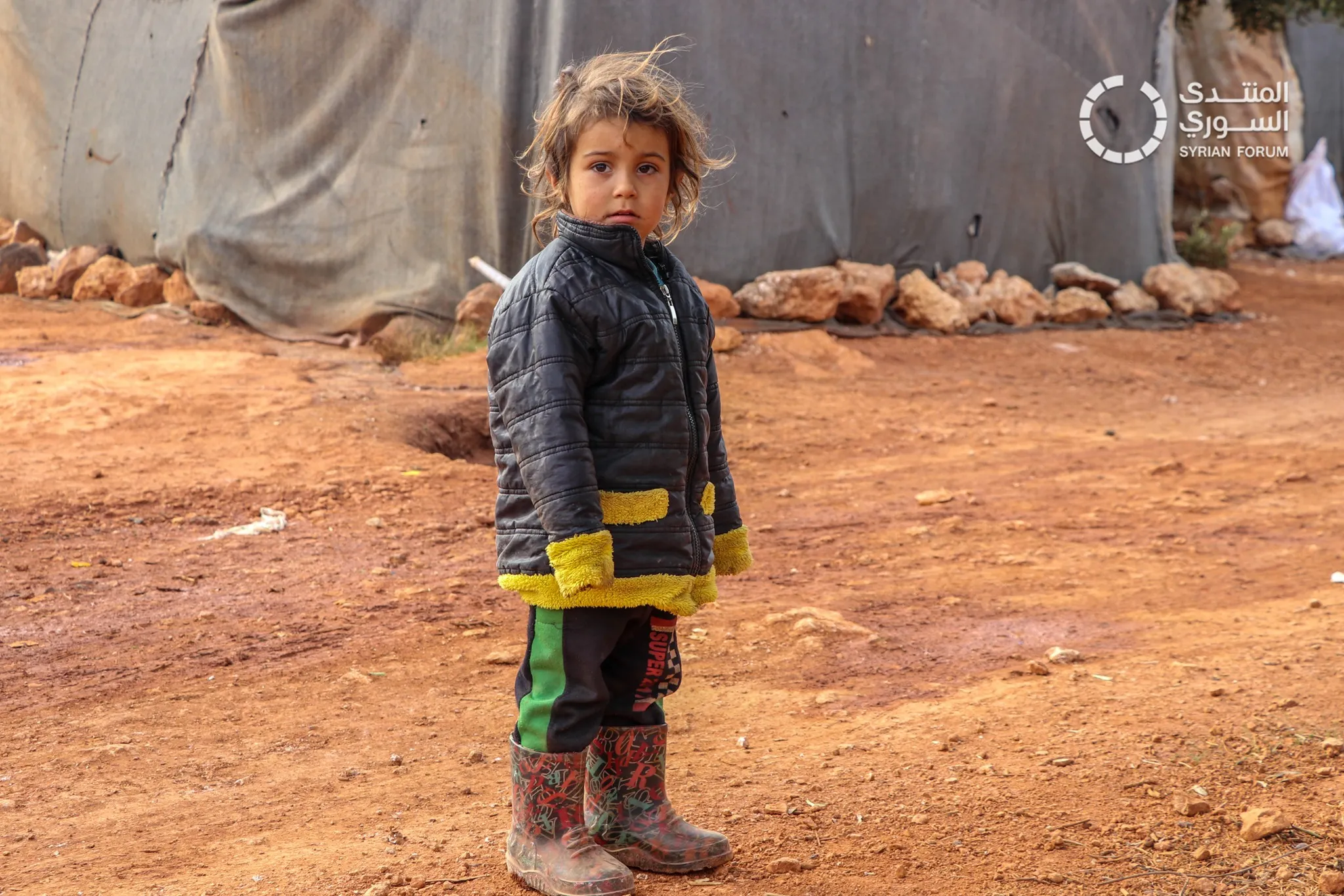 مواجهة البرد في مساكن غير صالحة: واقع الأسر العائدة في ريفي إدلب وحماة 