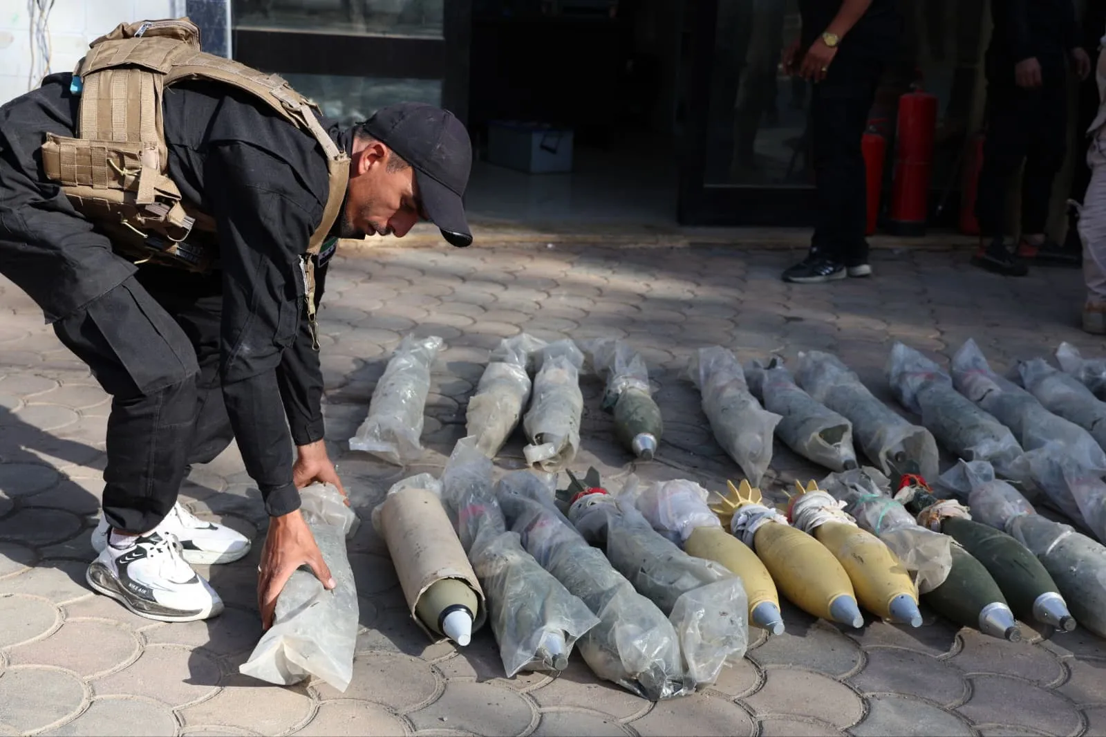 العثور على كمية كبيرة من القذائف الصاروخية داخل كهف بريف حمص