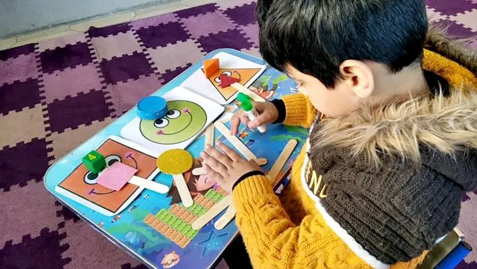 بين القبول والخوف: كيف يؤثر تعامل الأهل على حياة الطفل ذي الإعاقة الذهنية؟