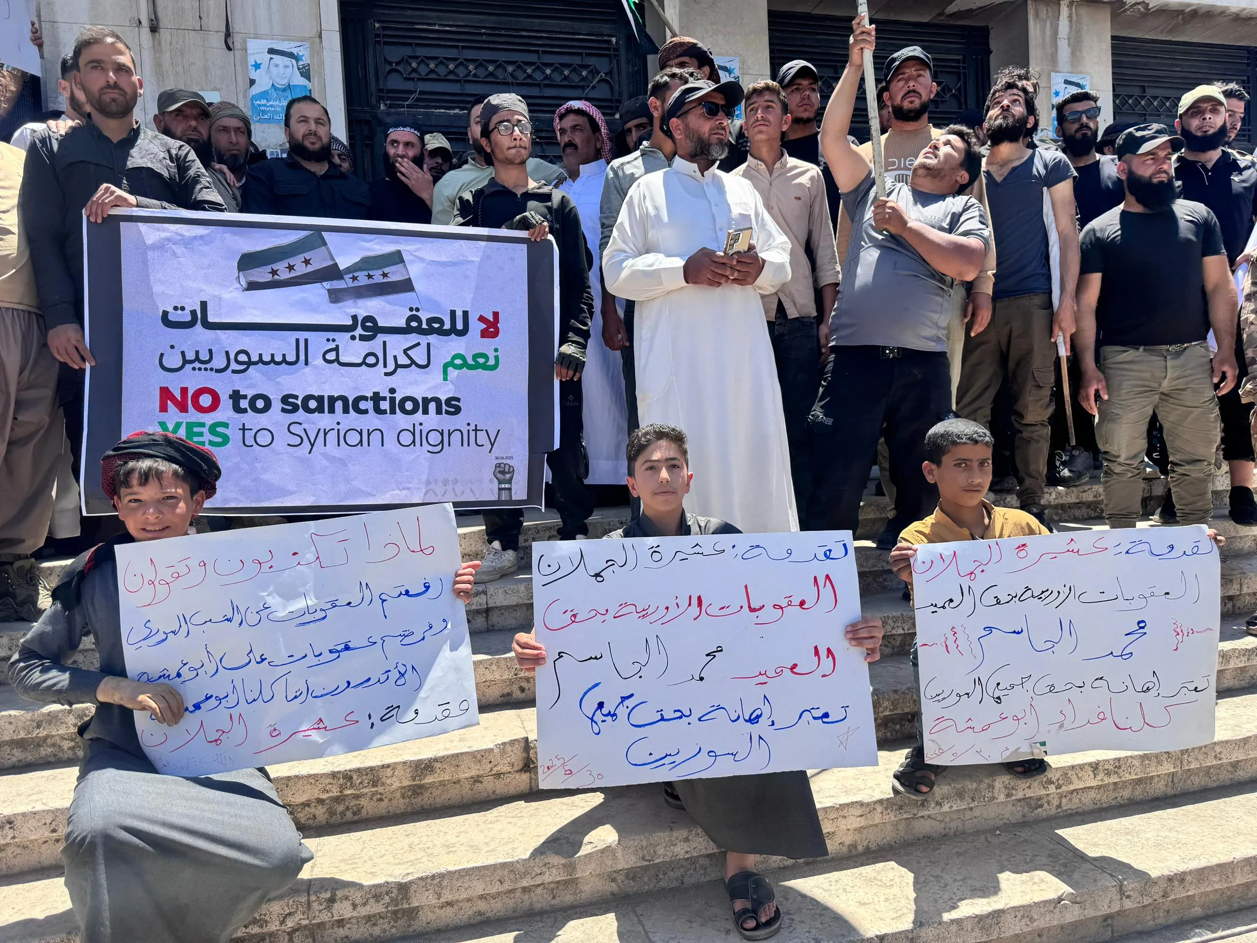 "لا للعقوبات".. احتجاجات شعبية في حماة ترفض العقوبات على قادة الجيش السوري الجديد