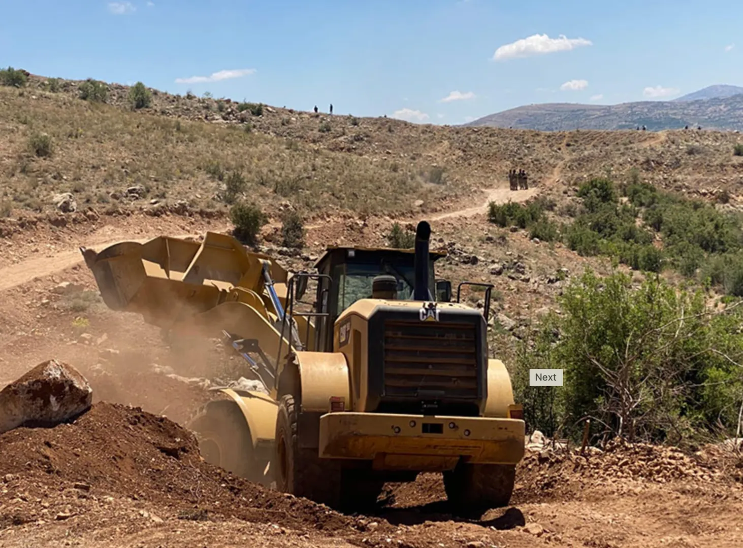 في إطار حملة مكافحة التهريب.. الجيش اللبناني يُغلق 6 معابر غير شرعية على الحدود مع سوريا