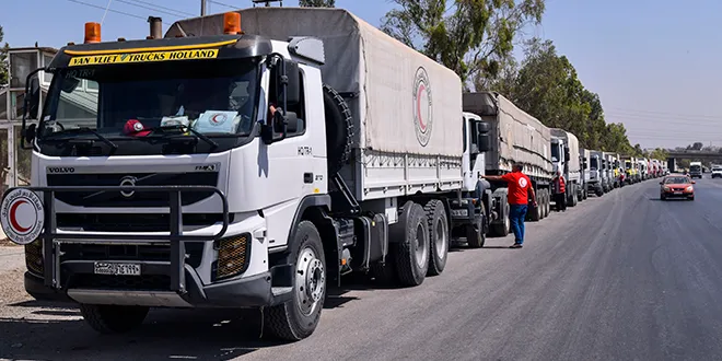 قافلة مساعدات من الهلال الأحمر والمنظمات الأممية تصل درعا لدعم الأسر المتضررة